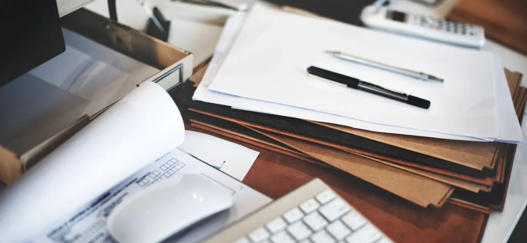 Office table with legal documentation, folders and work accessories, symbolizing procedures and subjects from the field of administrative law.