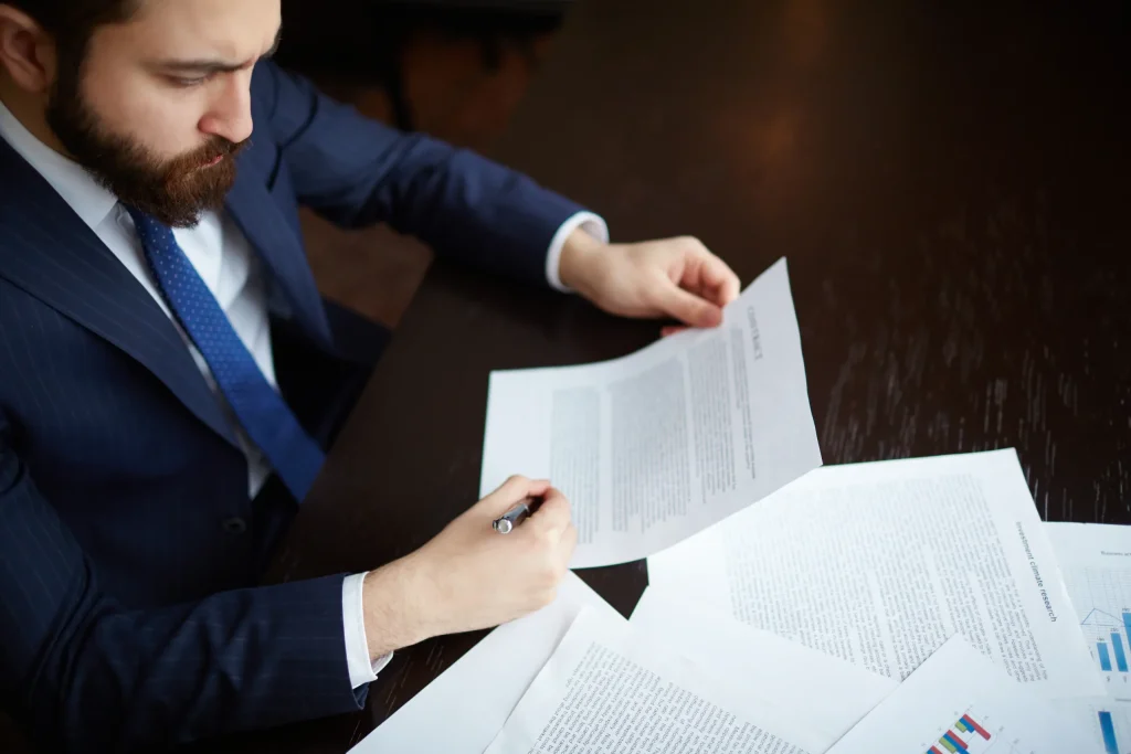 The lawyer analyzes legal documentation and prepares files for non-litigation proceedings in the office